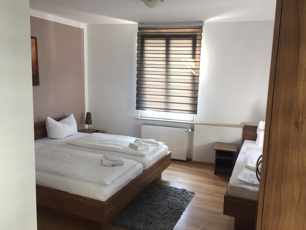 Hotel Ristorante Rostica Бад Урах Екстериор снимка